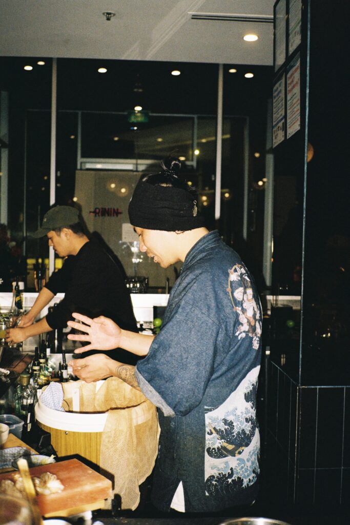 Ronin omakase contax t2 images, of man making sushi