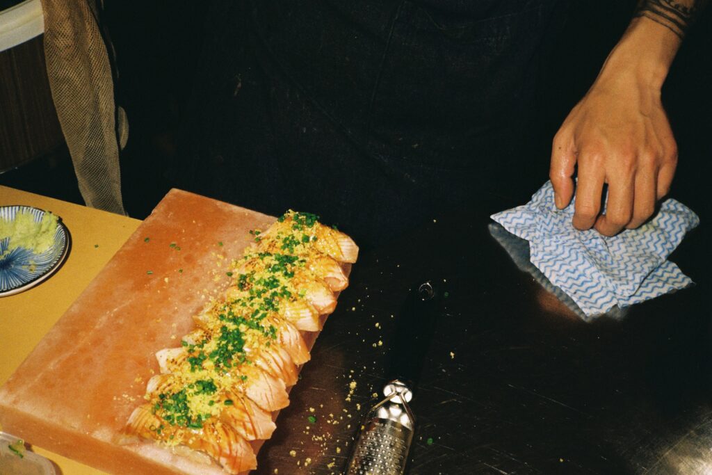 Ronin omakase contax t2 images, of man making sushi