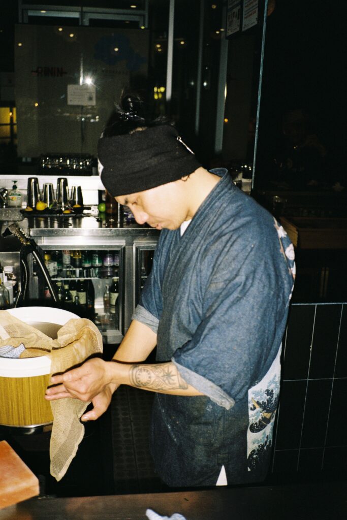 Ronin omakase contax t2 images, of man making sushi